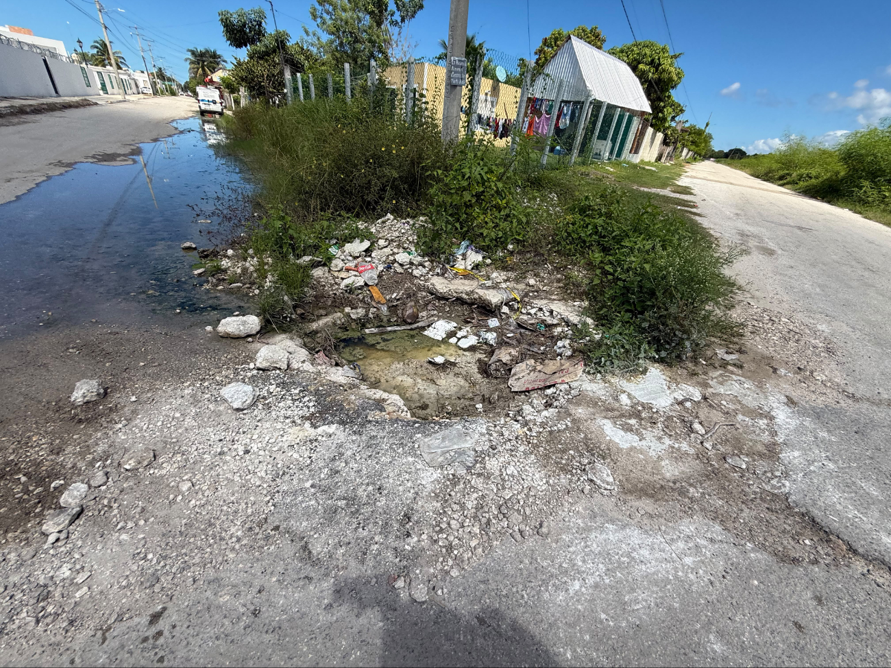 Vecinos de Champotón denuncian zanja y registros abiertos a espaldas del deportivo Las Brisas