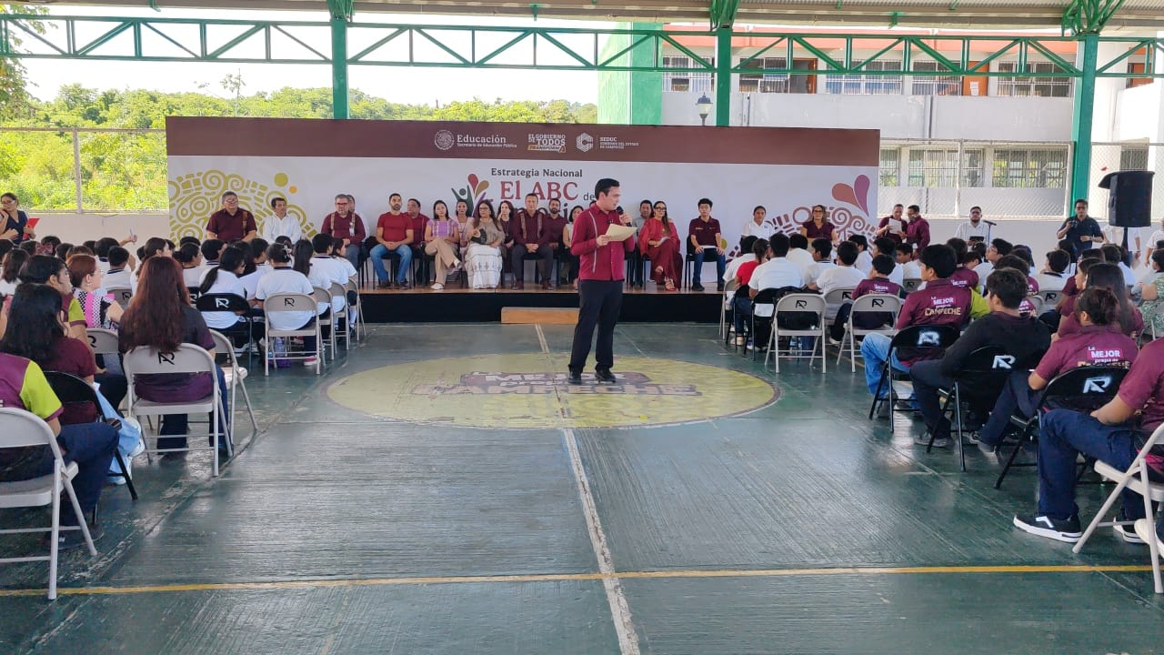 El titular de Seduc, Candelario Pacheco, encabezó el inicio del programa en el plantel Cecytec Campeche.