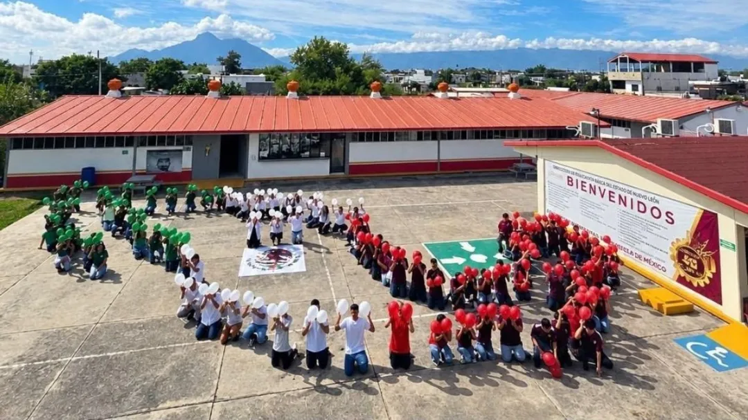 Plazas públicas, escuelas, canchas y otros espacios comunitarios se utilizaron como sedes para crear mosaicos colectivos con distintos símbolos relacionados con México