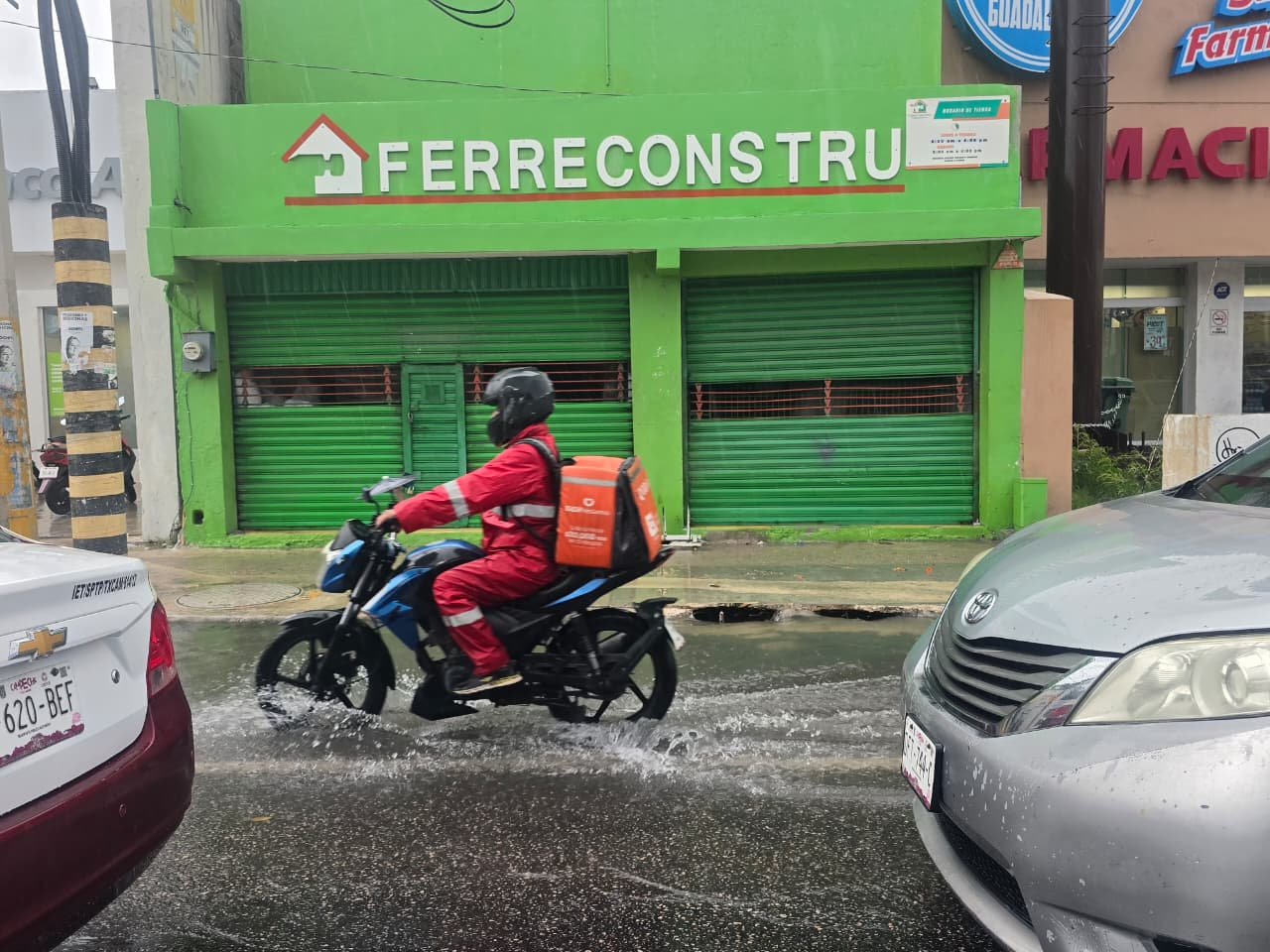Se exhortó a los conductores a bajar la velocidad y evitar adentrarse en calles inundadas.
