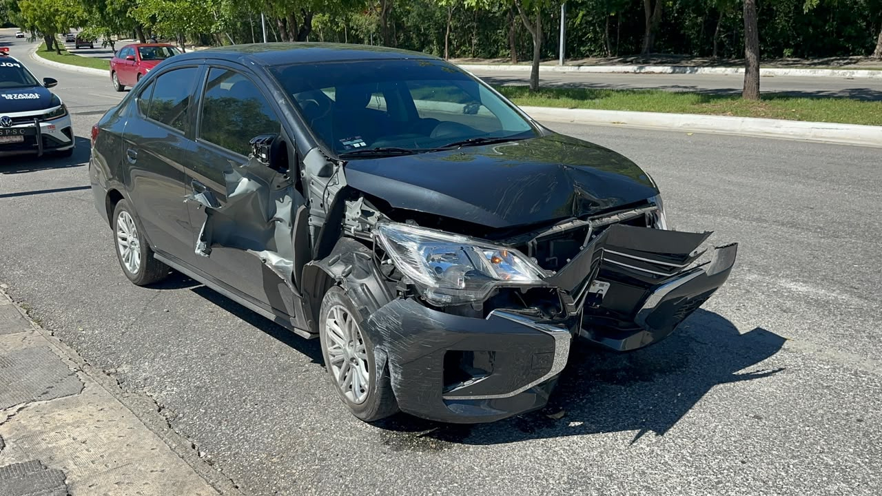 Un automovilista protagonizó un aparatoso percance vial sobre la avenida Benito Juárez.