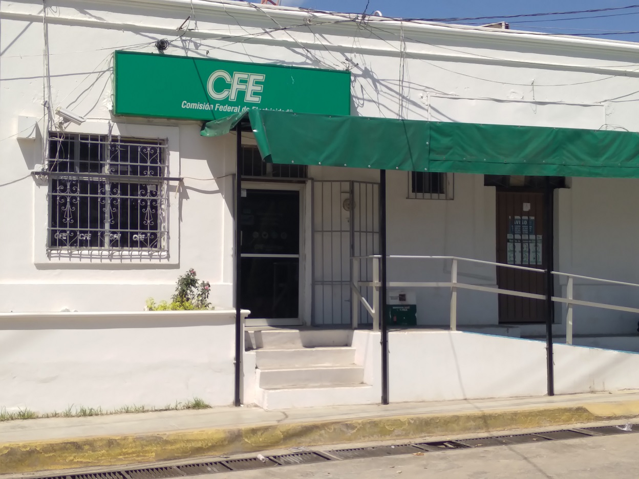 Calificó la exigencia de la CFE como una burla, afirmando que la compañía lucra usando propiedad privada.