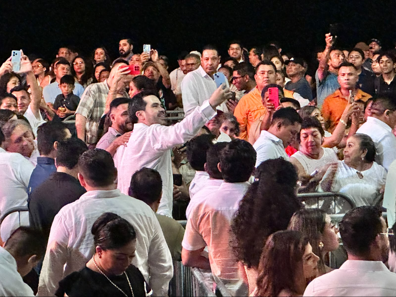 Al evento acudieron Eliseo Fernández Montúfar, Ramón Méndez Lanz, Francisco Inurreta Borges y Nelly Márquez Zapata