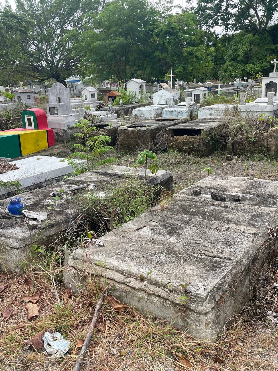 Algunos deudos dijeron que los delincuentes aprovechan la falta de vigilancia para buscar objetos de valor en el panteón “Campos del Recuerdo”
