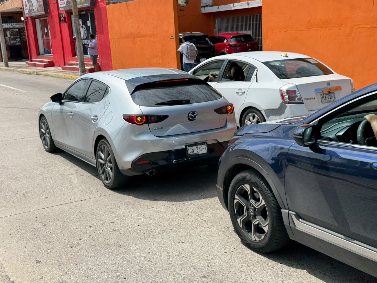 Un choque por alcance entre dos automotores se registró sobre la avenida Aviación en la colonia Petrolera.