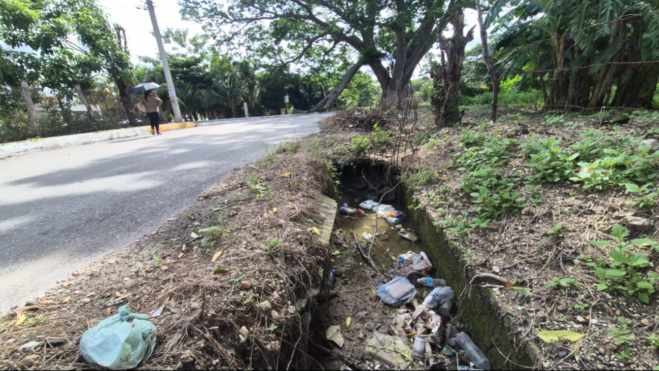 Una obra pluvial abandonada en Champotón representa un grave riesgo para los transeúntes.