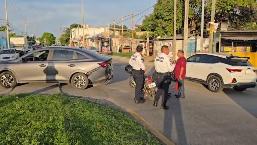 Una pareja en motocicleta sufrió un percance vial a la altura del fraccionamiento Flor de Limón.