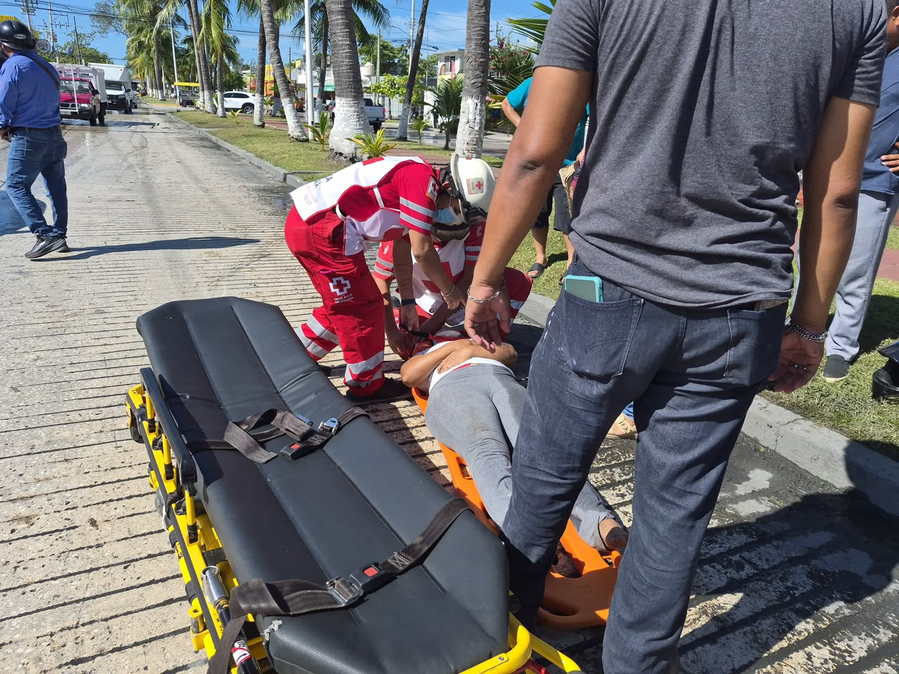 1. Aparatosa caída deja lesionada a motociclista en colonia Morelos