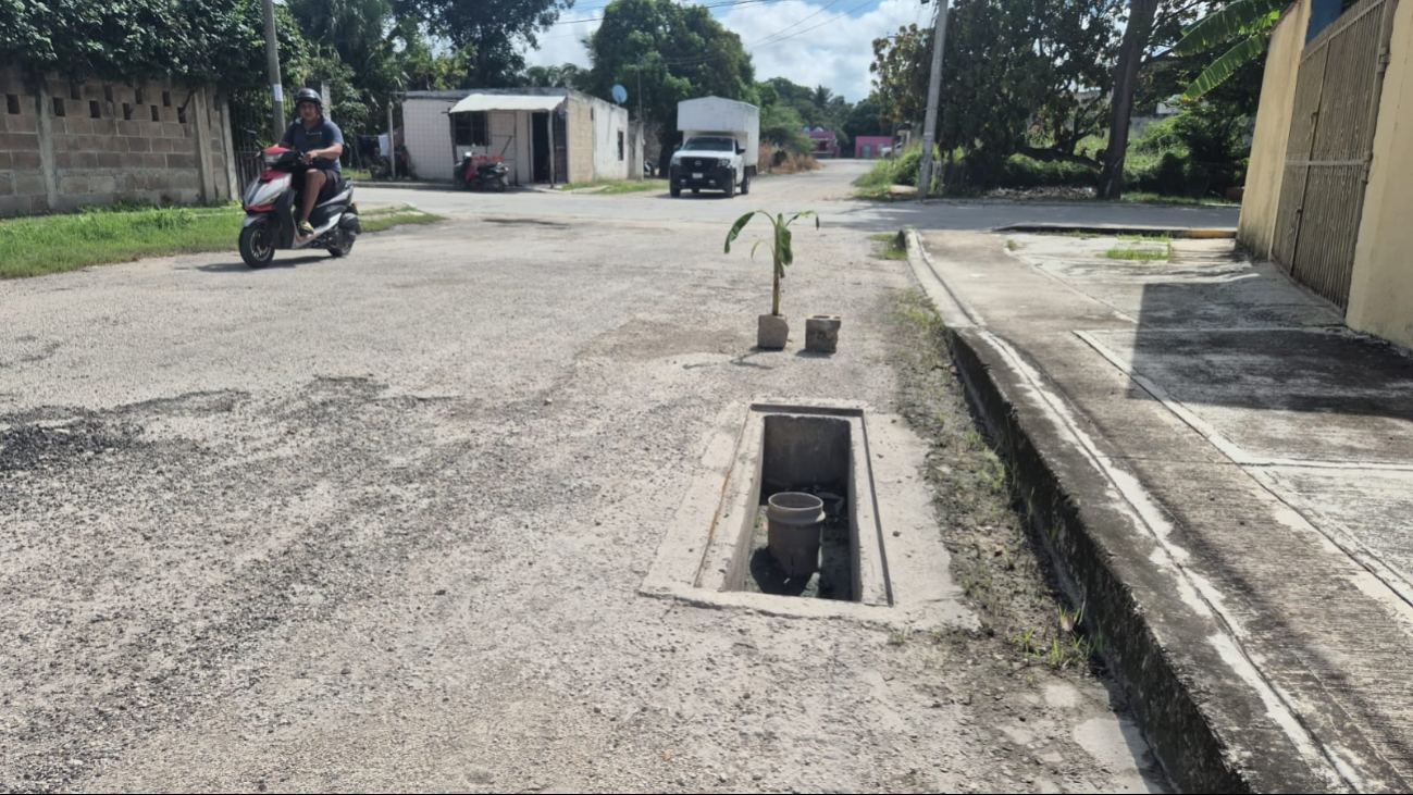 1. Falta de alumbrado agrava peligro tras robo de rejilla en Flamboyanes