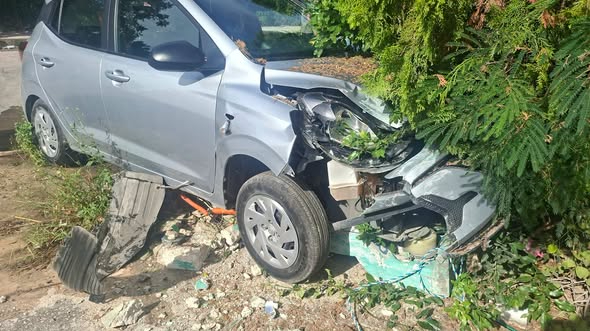Automovilista sube a banqueta, destruye el medidor y toma de agua en una casa en Piedra de Agua, Umán