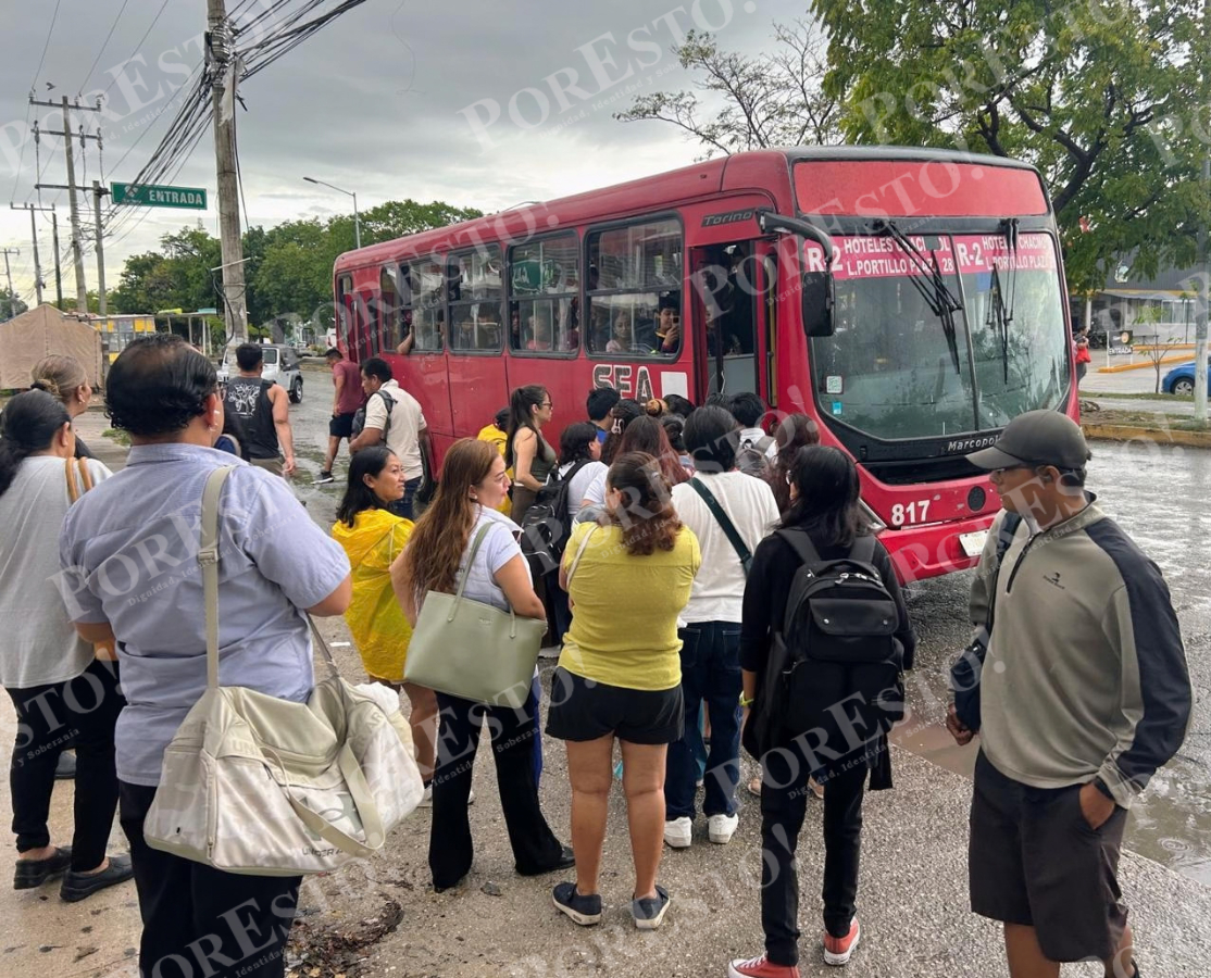 Trabajadores y estudiantes señalaron que tuvieron que esperar hasta 50 minutos por camiones y combis