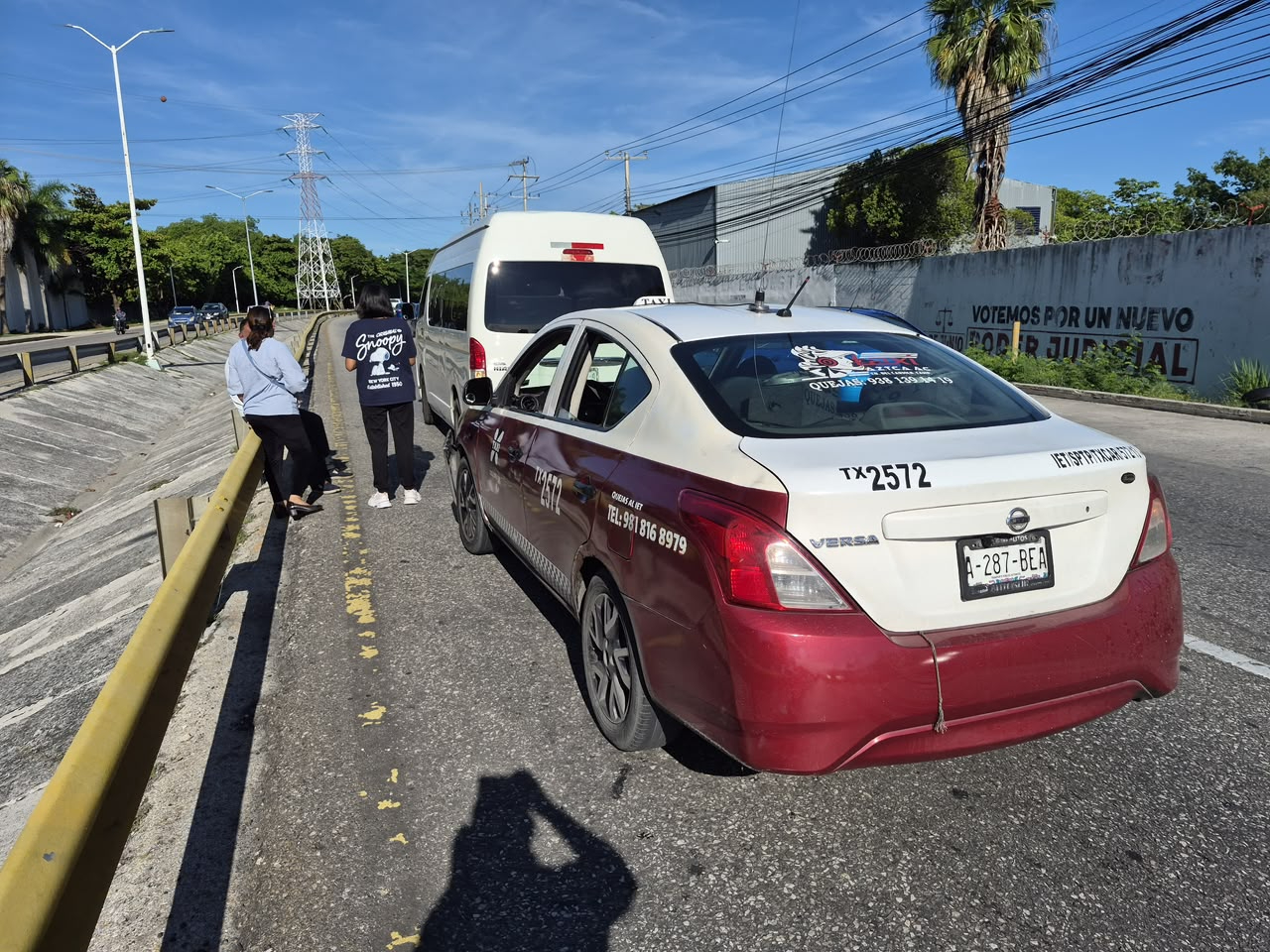 Fuerte choque deja daños y tráfico lento en Cuatro Carriles
