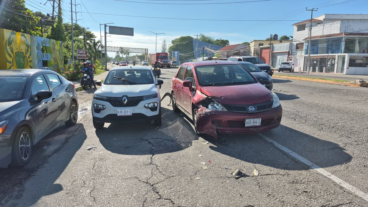 No guardó distancia y terminó contra otro auto en Isla de Tris