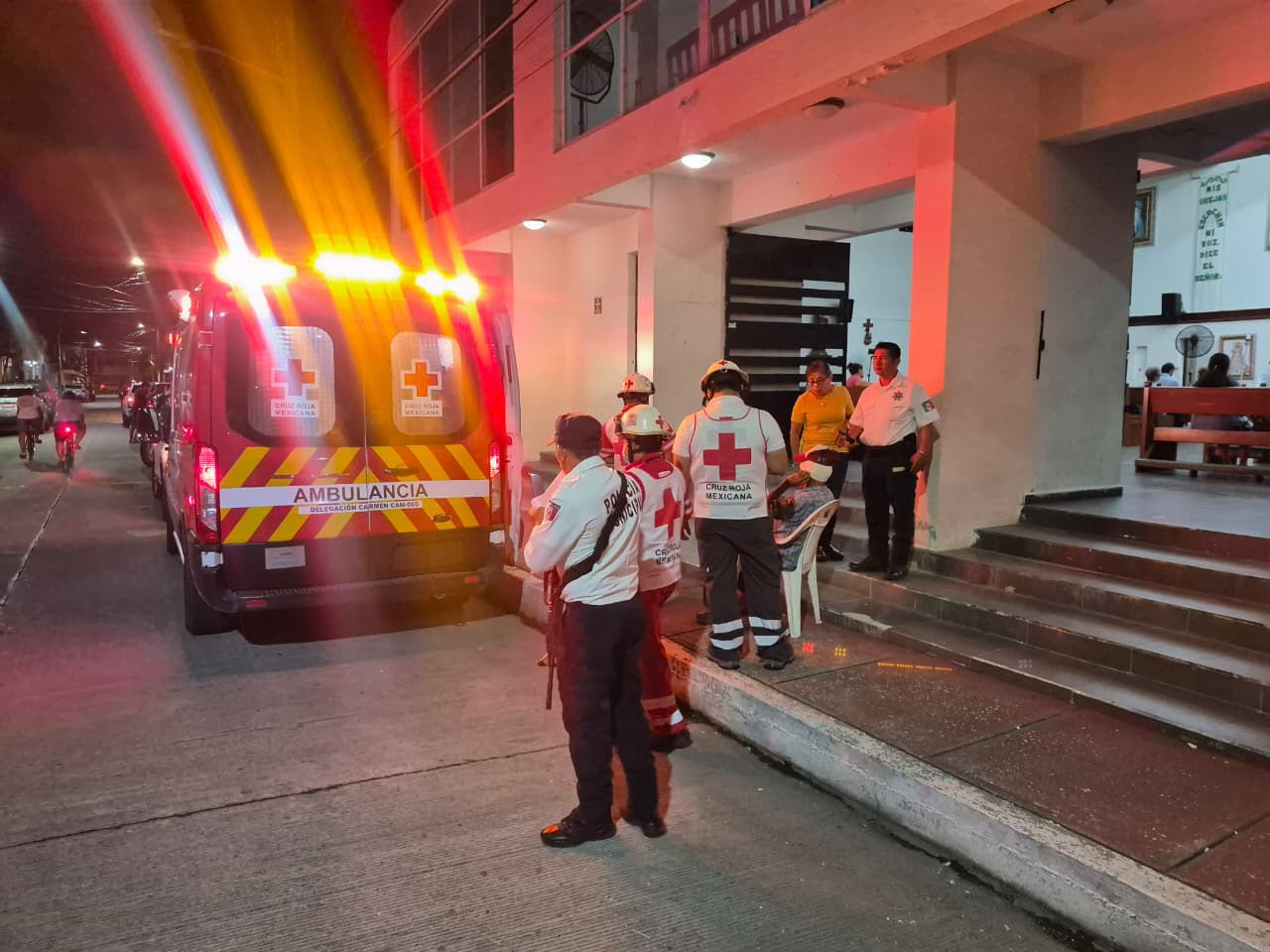 Un abuelito de más de 90 años fue atacado por un perro afuera de una iglesia.