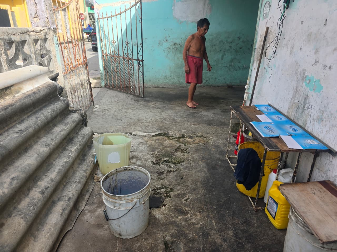 Vecinos recurren hasta al agua de lluvia ante escasez en Santa Ana
