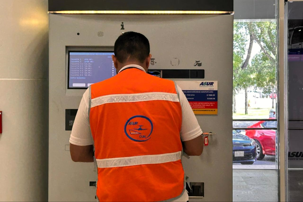 El equipo rechaza monedas y billetes; además, no da comprobantes