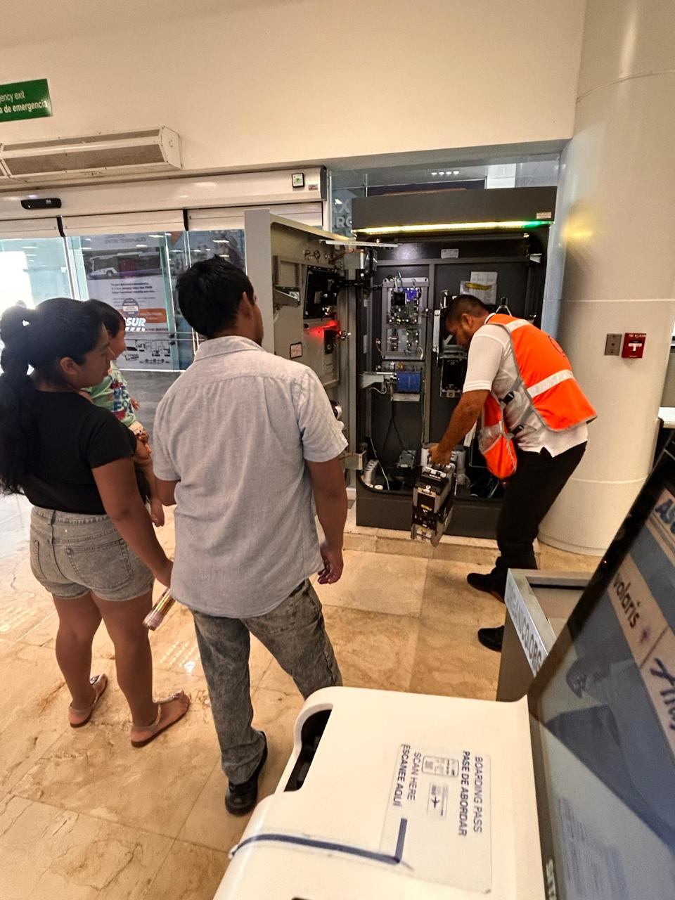 Una familia que intentó pagar 50 pesos por 20 minutos introdujo un billete de 500 y la máquina no le devolvió el cambio; a otra, le regresó el dinero en varias ocasiones.