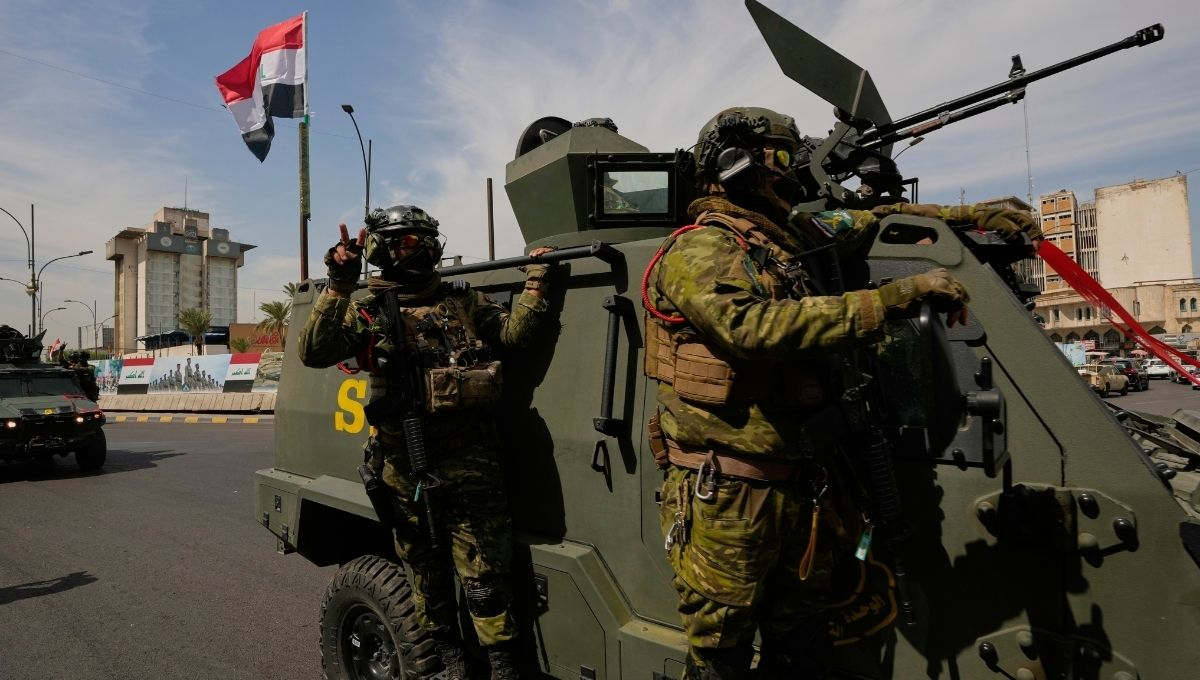 Agentes de la policía iraquí desfilan en un convoy que celebra la retirada completa de las tropas estadounidenses de Irak