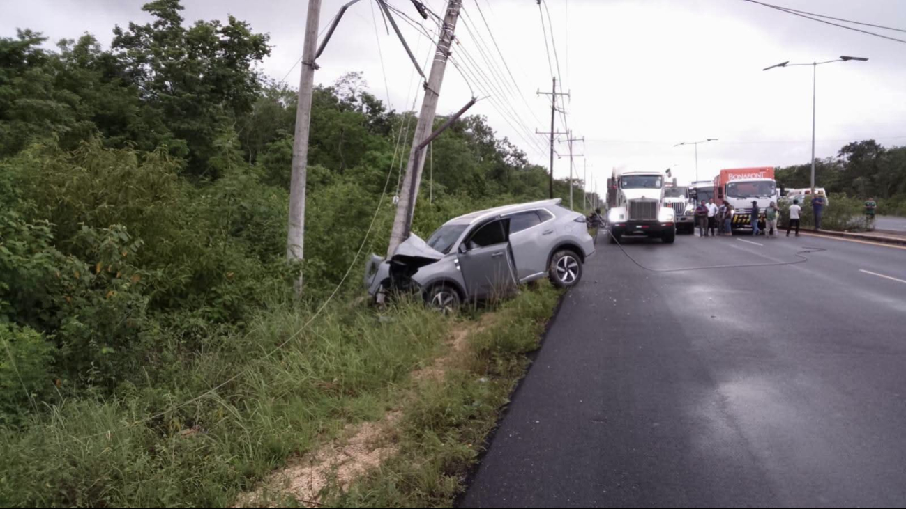 El accidente provocó que la circulación en la carretera colapsara.