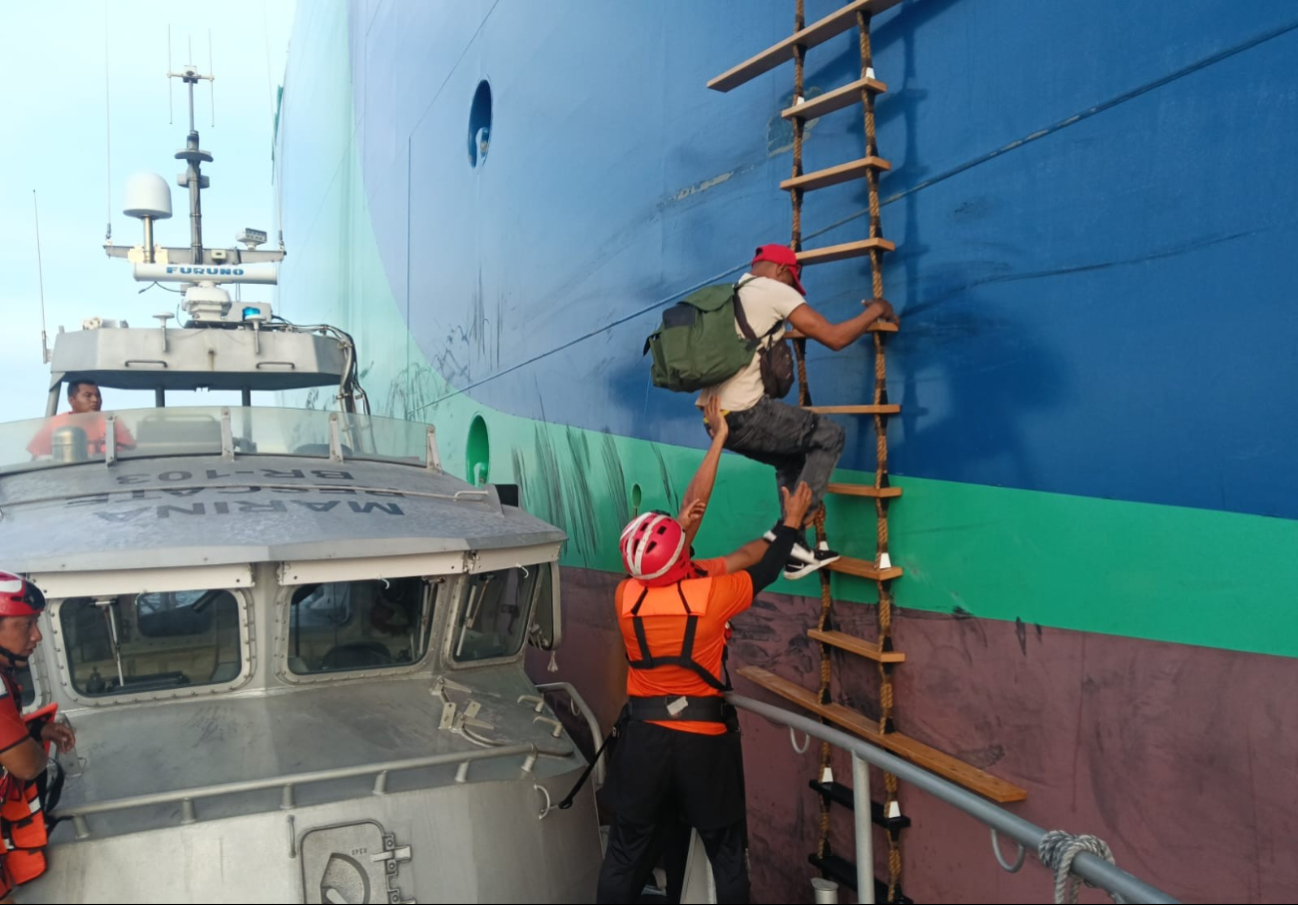 La tripulación de un buque tanque divisó la embarcación menor que navegaba a la deriva en altamar.