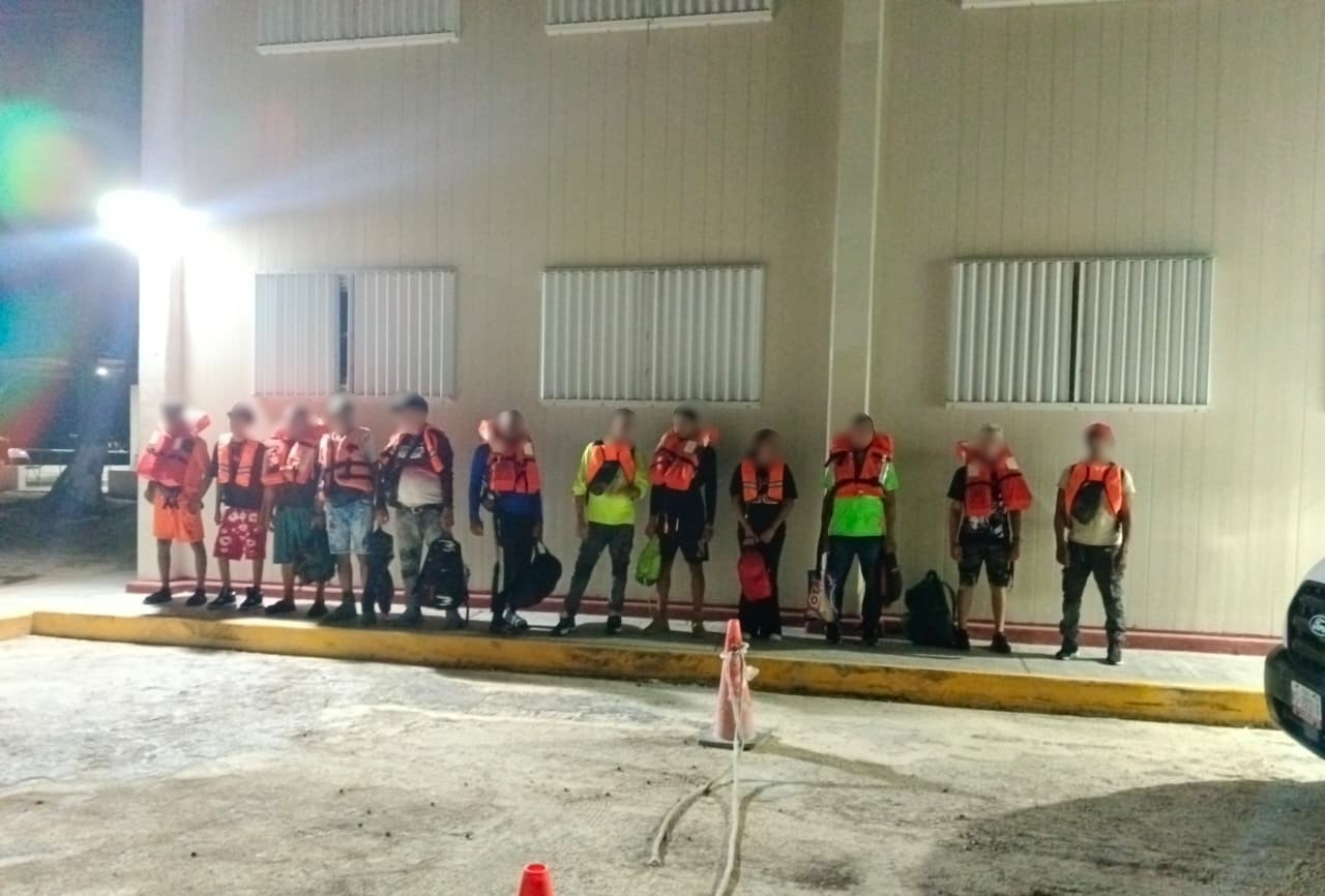 Los rescatados fueron movilizados inicialmente hacia las instalaciones operativas de la Quinta Región Naval.