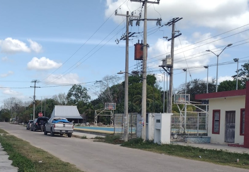 Personal de la CFE acudió a la comunidad para atender la falla de voltaje