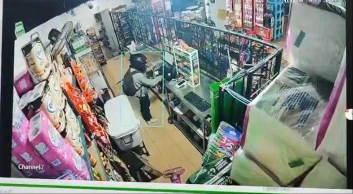 Uno de los delincuentes ingresó al establecimiento y brincó el mostrador, mientras su cómplice permaneció afuera vigilando