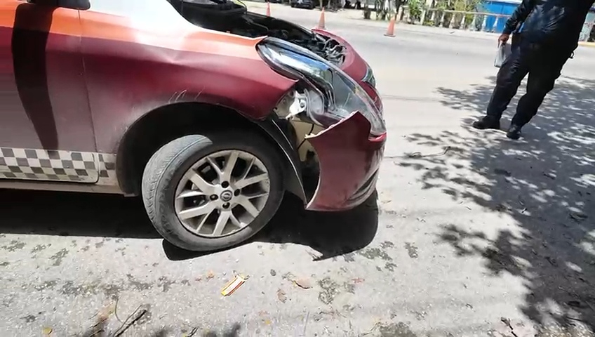 El accidente involucró a un Chevrolet Aveo con placas de Chiapas y a un taxi Nissan Sentra.