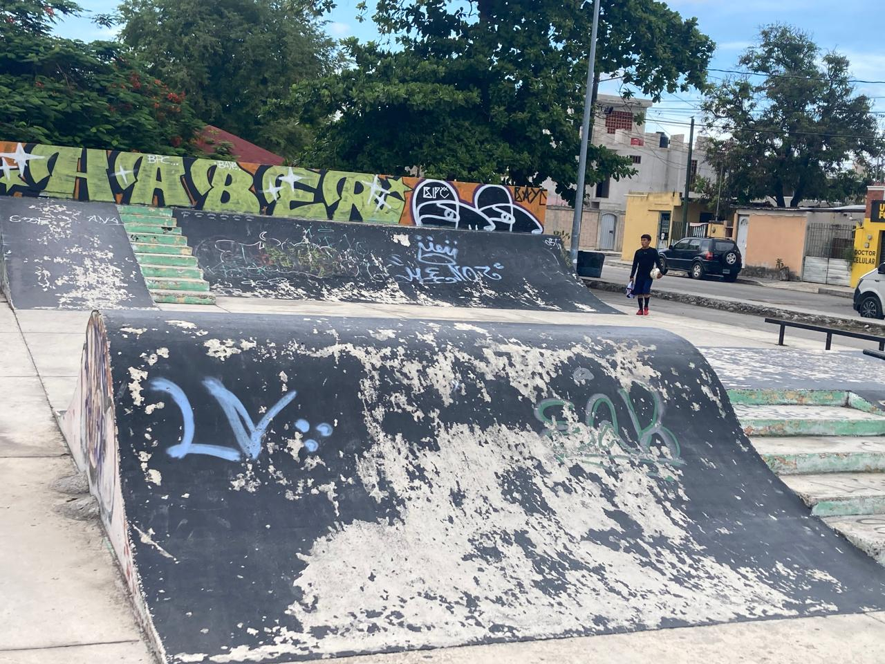 Graffitis, canchas en mal estado y basura acumulada es lo que encuentran los atletas en la infraestructura deportiva de Benito Juárez.