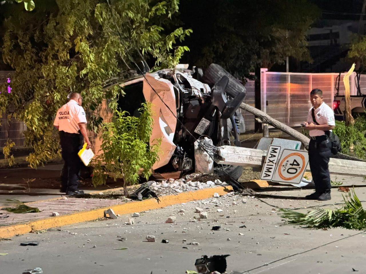 Camioneta choca, vuelca y derriba poste de concreto en Ciudad del Carmen