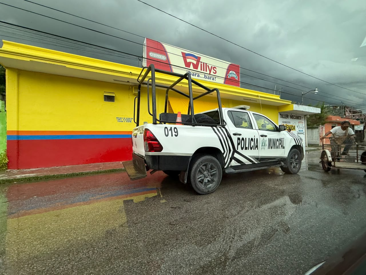 Un asalto registrado en una tienda de abarrotes Willys provocó una rápida movilización policiaca en Champotón.