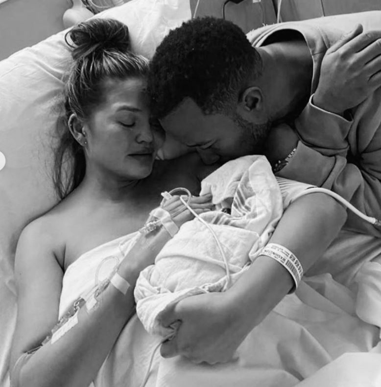 Chrissy Teigen tuvo importantes pérdidas de sangre debido a que su placenta era demasiado débil. Chrissy Teigen tuvo importantes pérdidas de sangre debido a que su placenta era demasiado débil.
