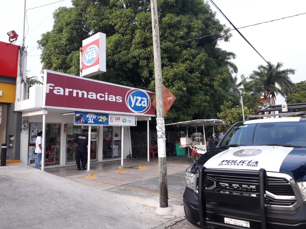 Los delincuentes hicieron un boquete para ingresar a la farmacia, y hasta el momento no hay detenidos. Foto: Ramiro Can Los delincuentes hicieron un boquete para ingresar a la farmacia, y hasta el momento no hay detenidos. Foto: Ramiro Can