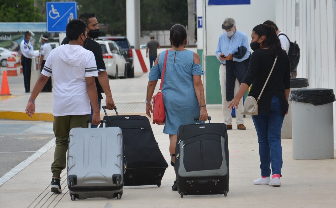Pasajeros del vuelo a Houston han tenido que esperar en el aeropuerto de Mérida Pasajeros del vuelo a Houston han tenido que esperar en el aeropuerto de Mérida