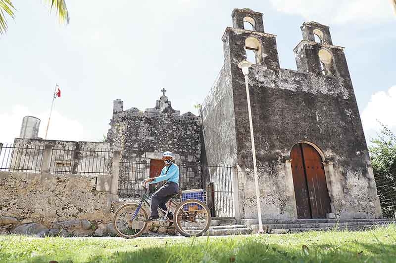 El párroco Luis Sansores fue el último en oficiar una misa en esta iglesia. Foto: Martín Zetina El párroco Luis Sansores fue el último en oficiar una misa en esta iglesia. Foto: Martín Zetina