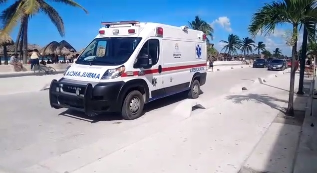 Las mujeres estaban en estado de ebriedad en pleno malecón de Progreso. Foto: Alfredo Canto May