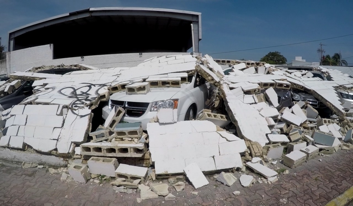 Los vehículos fueron colocados frente a un muro perimetral con la intención de protegerlos del Huracán Delta. Foto: Por Esto!