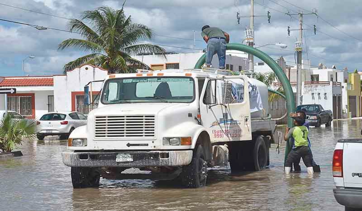 Con pipas, siguieron drenando el agua acumulada en las calles. Foto: Óscar Suaste.