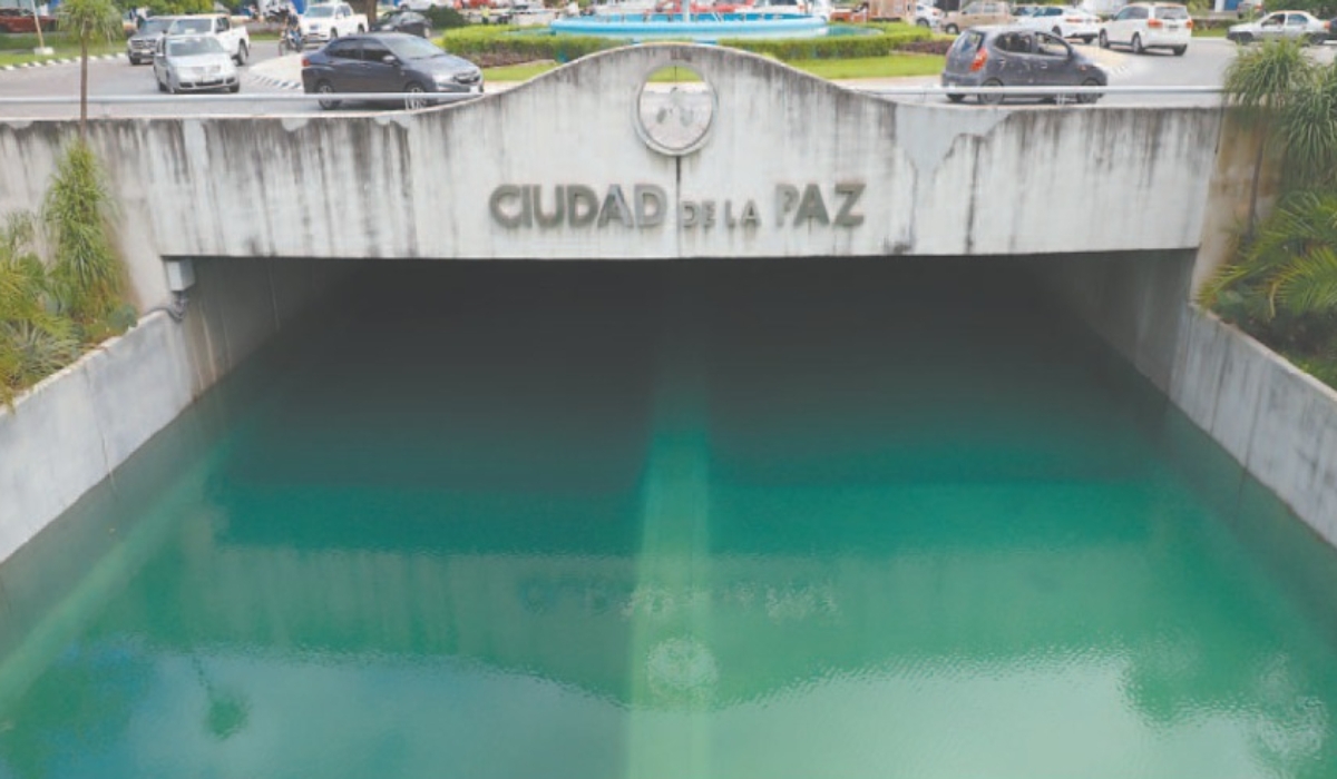 El distribuidor vial lleva 7 días inundado luego del paso del Huracán Delta. Foto: Martín Zetina. El distribuidor vial lleva 7 días inundado luego del paso del Huracán Delta. Foto: Martín Zetina.