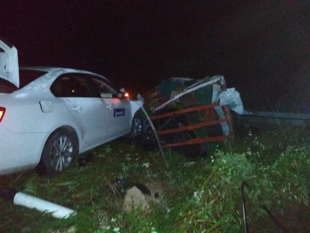 El conductor fue golpeado por un automóvil Jetta, proyectándolo hacia la maleza. Foto: Julio Javier Mena El conductor fue golpeado por un automóvil Jetta, proyectándolo hacia la maleza. Foto: Julio Javier Mena