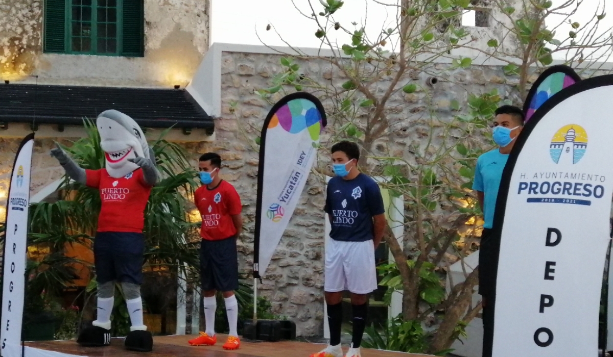 En la ceremonia se presentaron los uniformes del equipo y a la mascota "Tibugol". Foto: Marco Antonio Sánchez Solís. En la ceremonia se presentaron los uniformes del equipo y a la mascota "Tibugol". Foto: Marco Antonio Sánchez Solís.