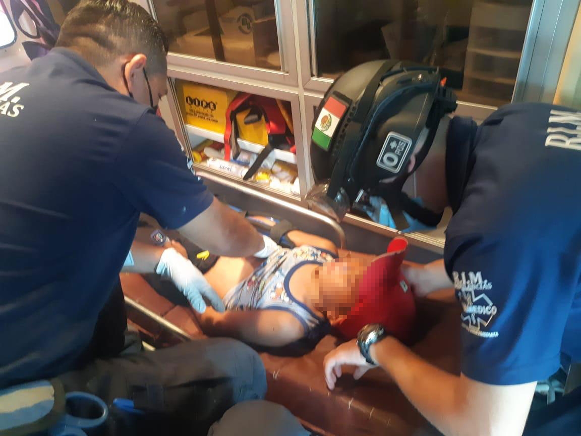 El niño sufrió lesiones en las costillas y tuvo que ser trasladado a un hospital Foto: Rafael García