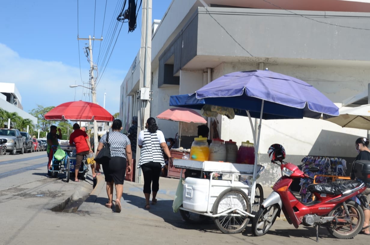 Los comerciantes exigieron la presencia del presidente municipal para arreglar la supuesta cacería Foto: Fernando Kantún