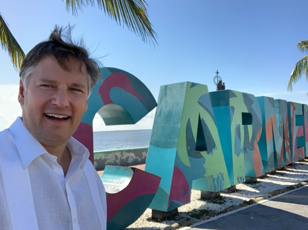 El funcionario presumió en su cuenta de redes sociales sus fotos en el destino campechano Foto: Twitter