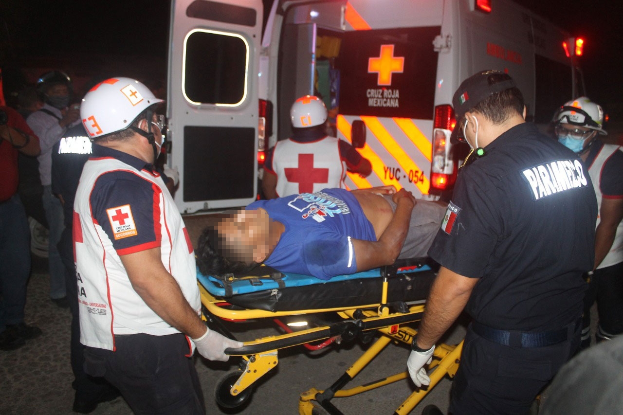 El hombre sufrió posible fractura de tobillo y fémur, entre otras lesiones Foto: Carlos Euán El hombre sufrió posible fractura de tobillo y fémur, entre otras lesiones Foto: Carlos Euán