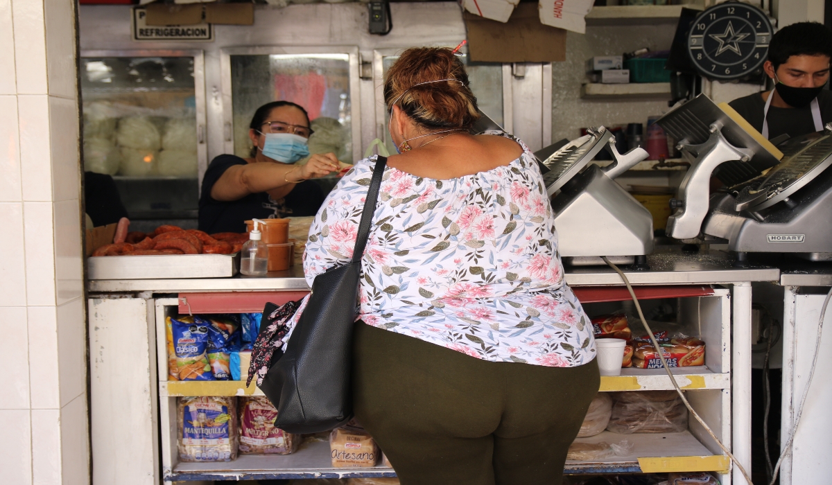 Las carencias en el bolsillo familiar son un factor determinante para adquirir alimentos más baratos. Foto Jorge Delgado.