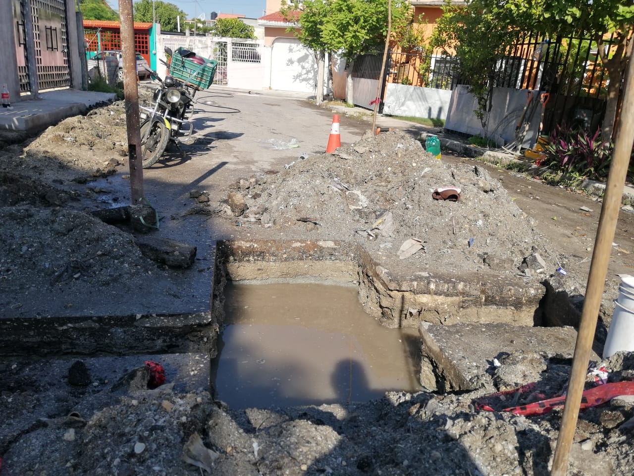 Los inconformes aseguran que llevan varios días con la calle inundada.  Foto: Irene Barradas