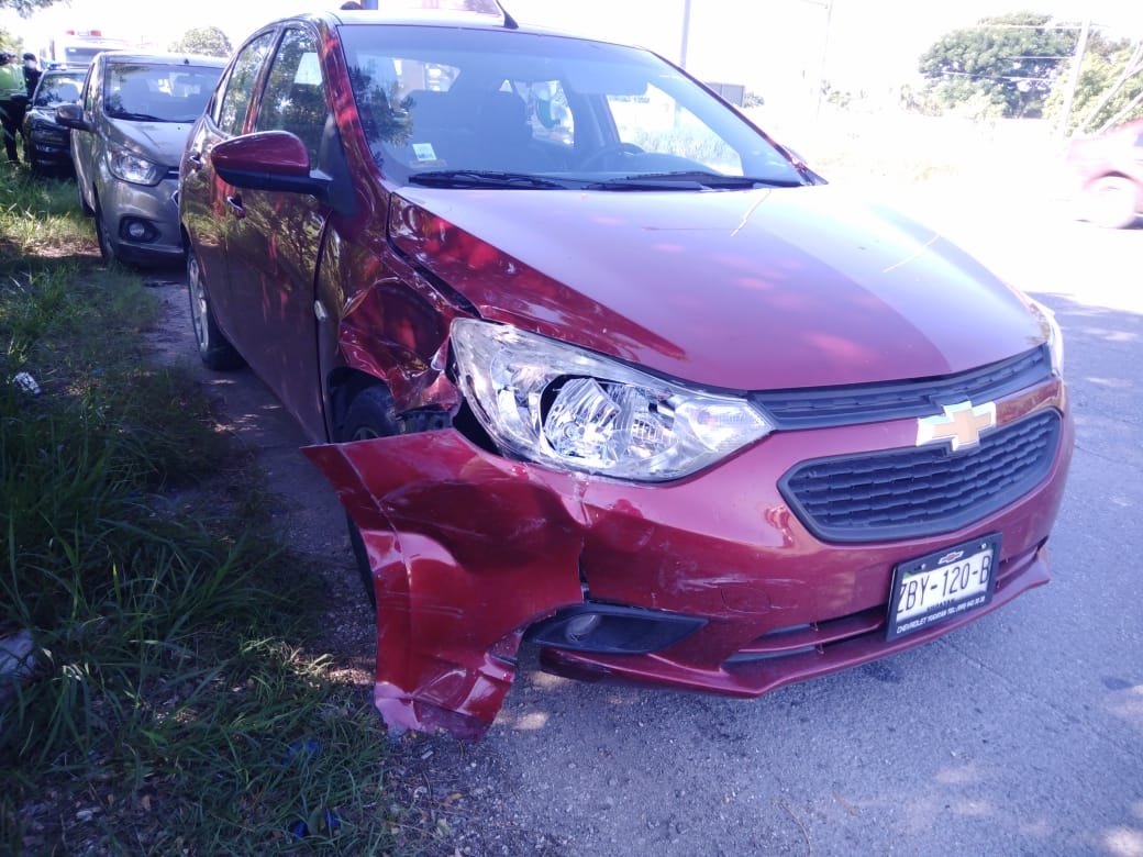 La conductora trató de cambiarse al carril del lado izquierdo para dirigirse al retorno, pero no se percató de la presencia del Aveo. Foto: Fernando Poó Hurtado La conductora trató de cambiarse al carril del lado izquierdo para dirigirse al retorno, pero no se percató de la presencia del Aveo. Foto: Fernando Poó Hurtado