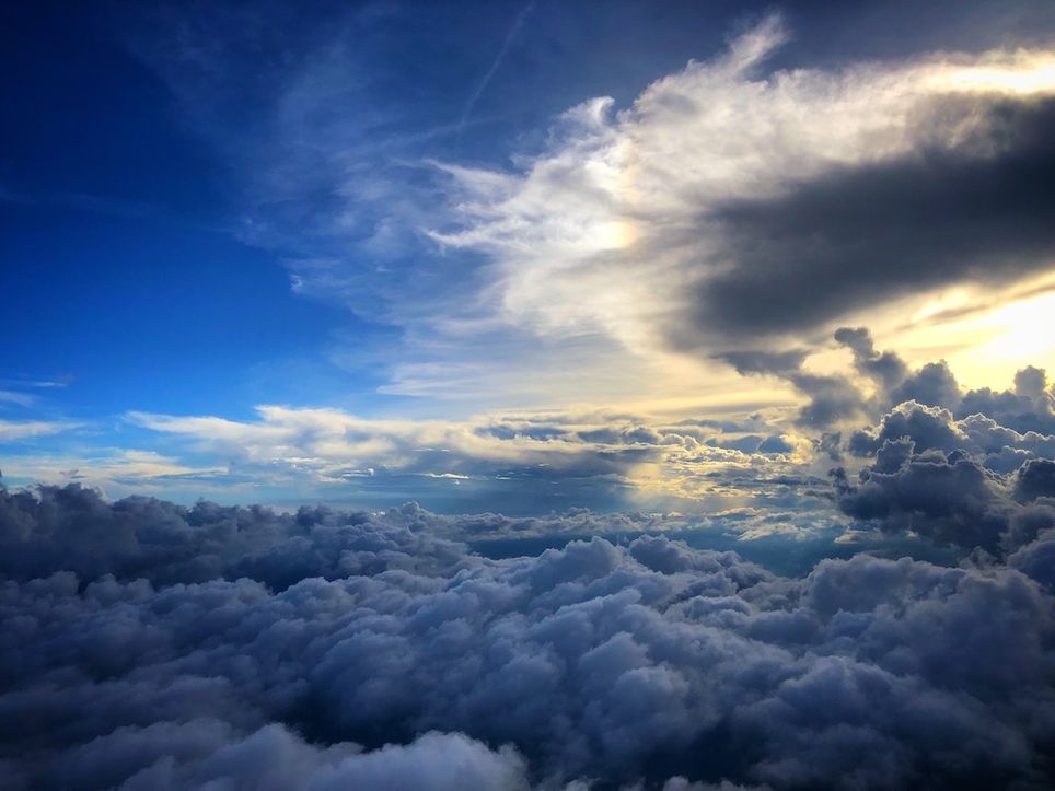 ¿Ángel o demonio? Captan figura extraña en el cielo (VIDEO)