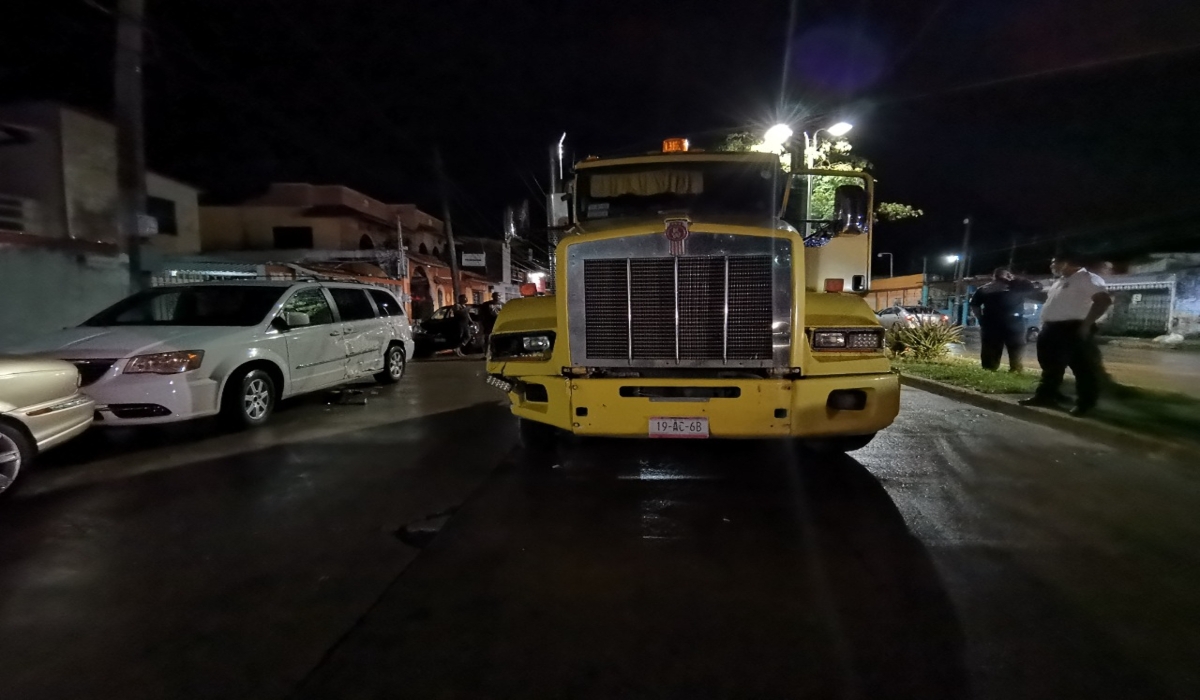 La falla mecánica provocó que el chofer del tráiler perdiera el control de la unidad. Fotos: Ricardo Jiménez.